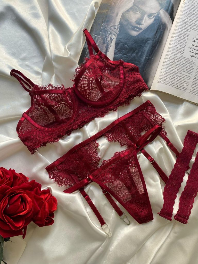lenceria color vino tinto